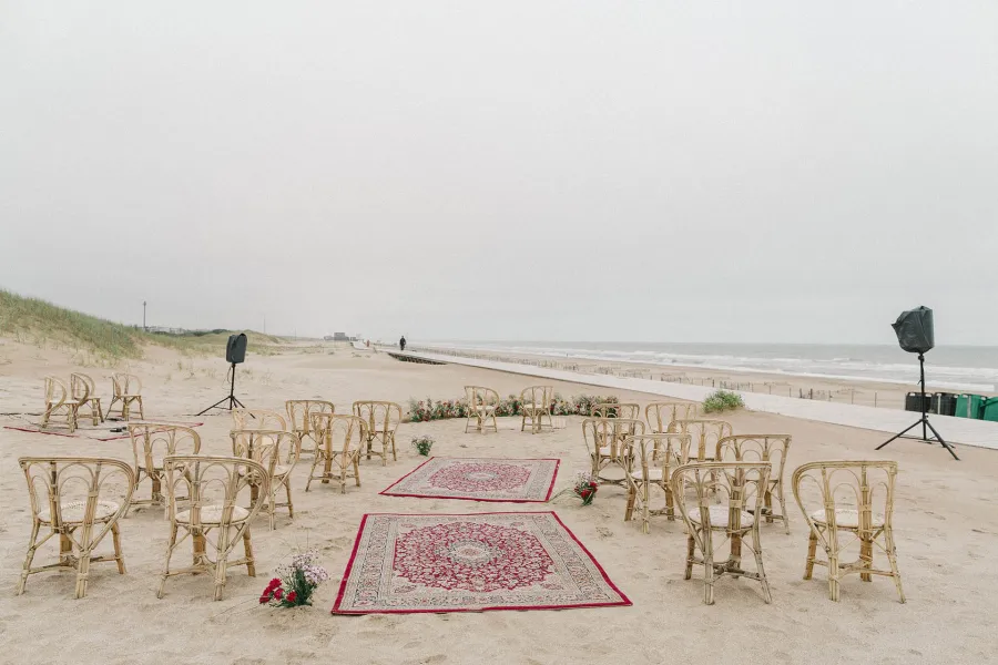 Montaje de una ceremonia en la playa