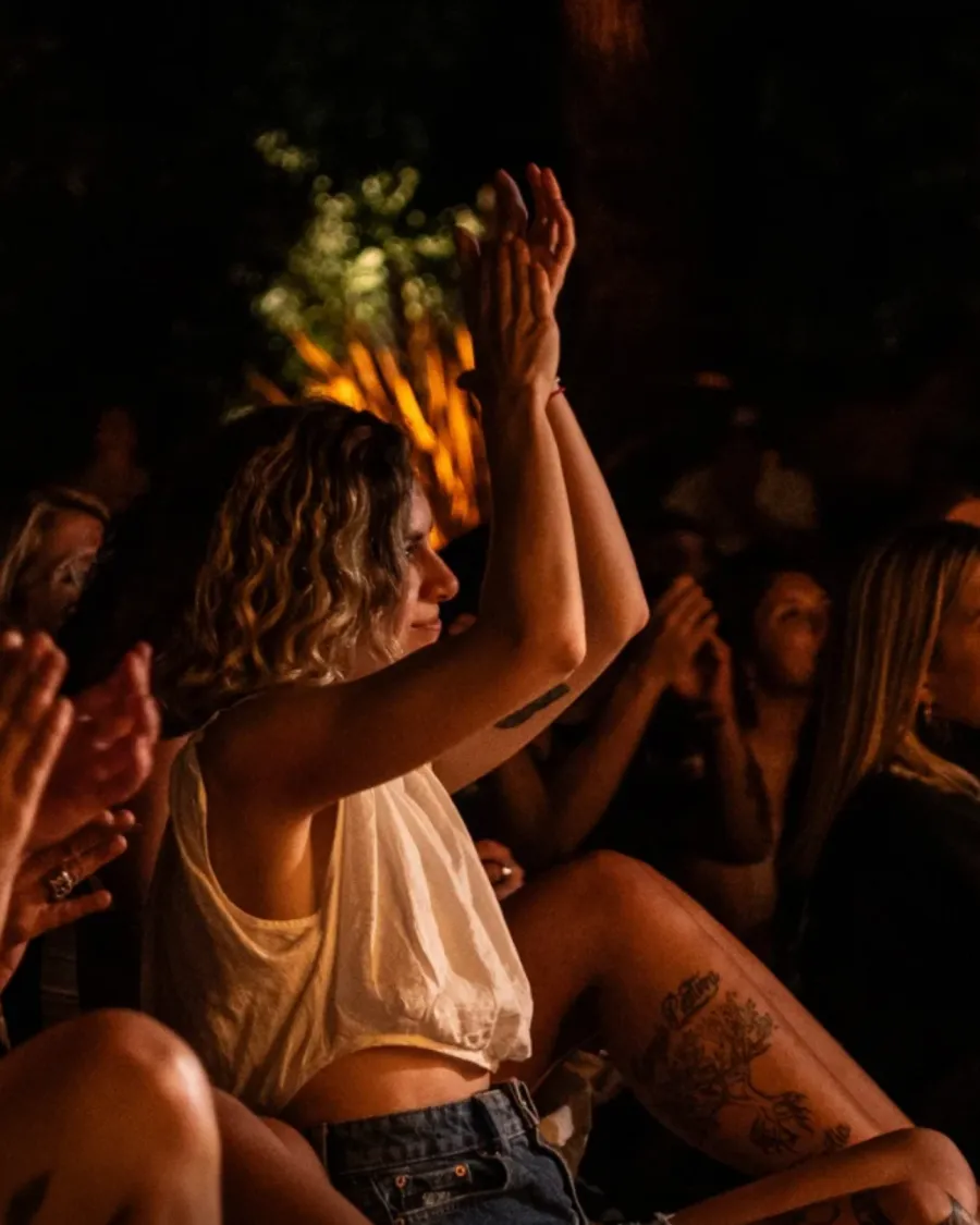 Gente festejando de noche