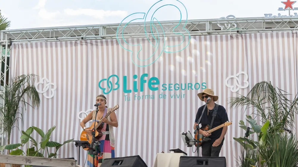 Show en vivo en una activación de Life Seguros