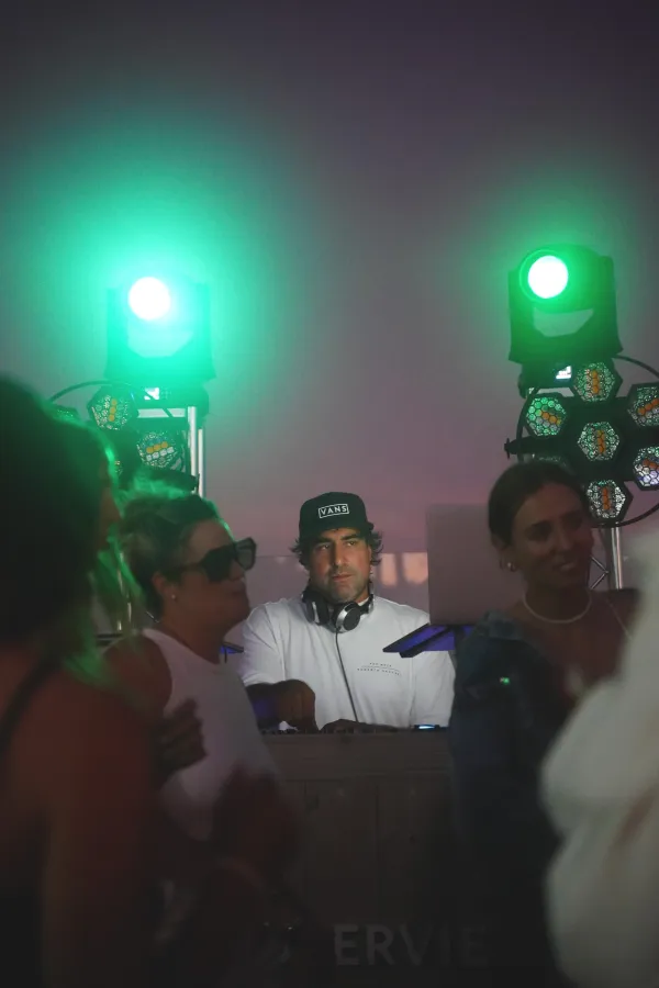 DJ entre luces verdes