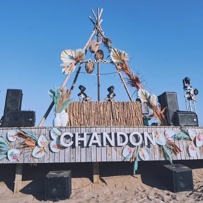 Escenario de Chandon en la playa