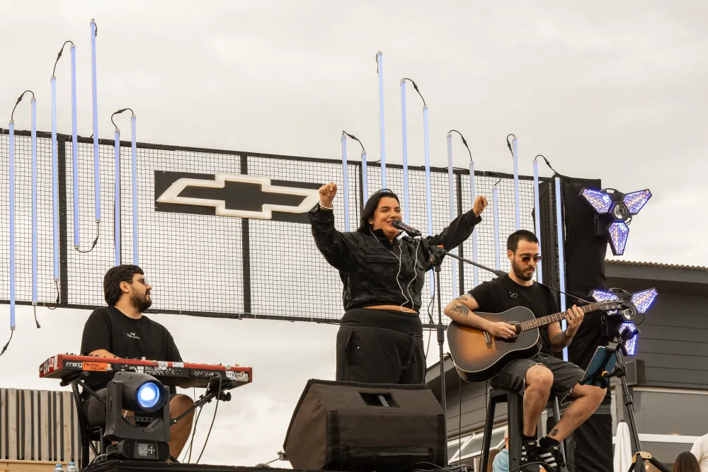 Banda en vivo en un escenario de Chevrolet