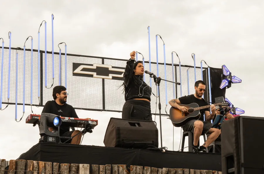 Banda en vivo en un escenario de marca