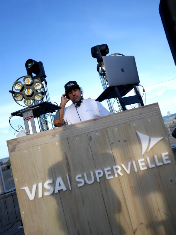 DJ en una cabina de Visa y Supervielle