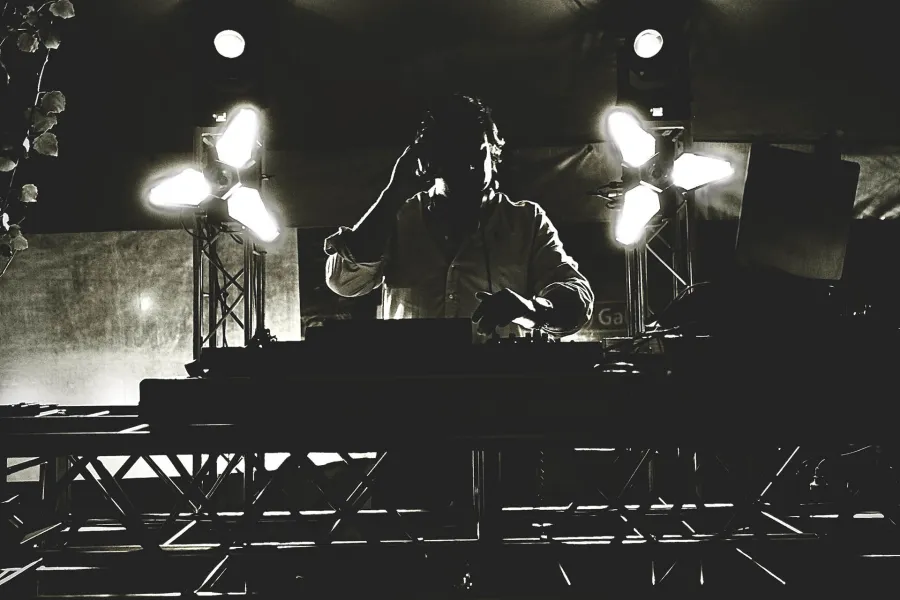 Piano en un escenario con luces