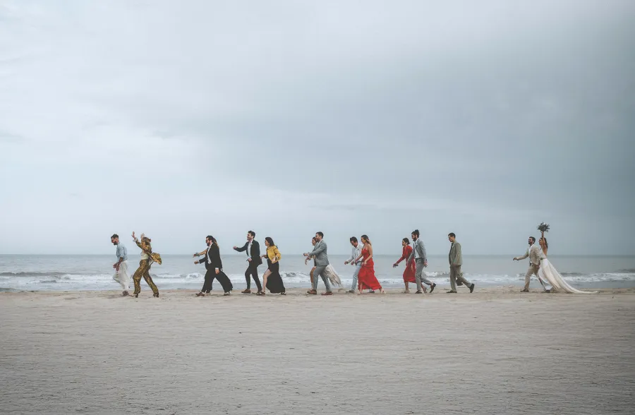 Invitados caminando por la playa