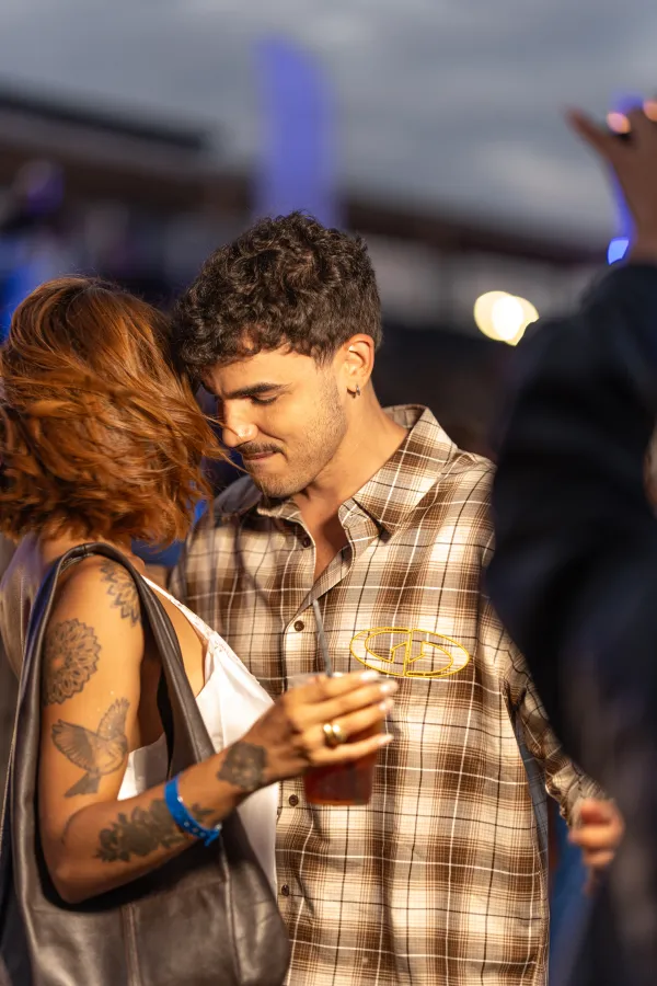 Pareja bailando en una fiesta