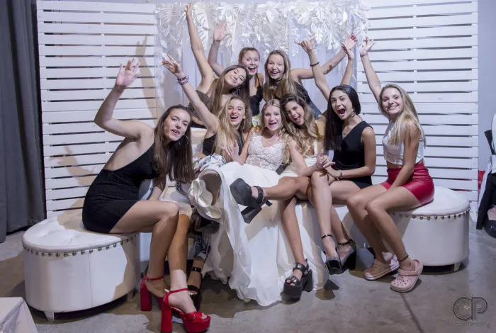 Cumpleañera de 15 festejando con sus amigas